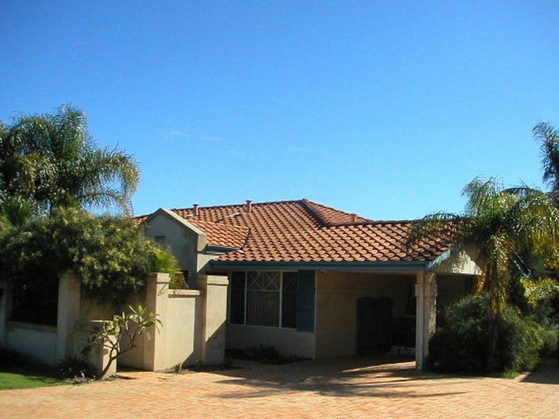 2/4 Groves Avenue, Attadale WA 6156