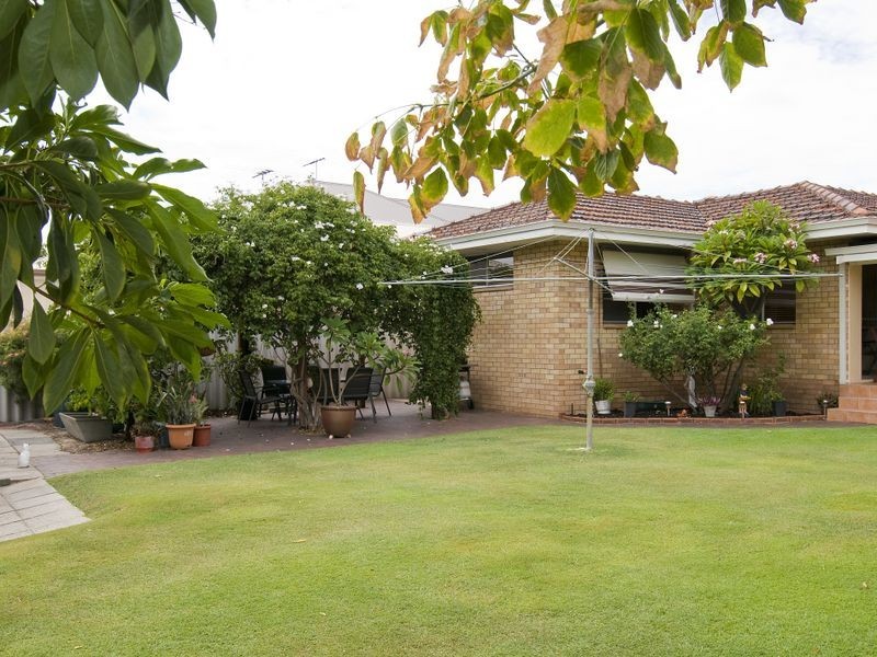 22 Windfield Road, Melville WA 6156