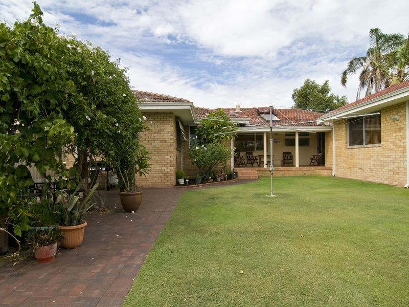 22 Windfield Road, Melville WA 6156