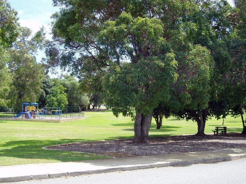 4/9 Luffingham Street, Melville WA 6156