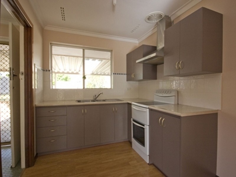 24 Farmer Way, Parmelia WA 6167