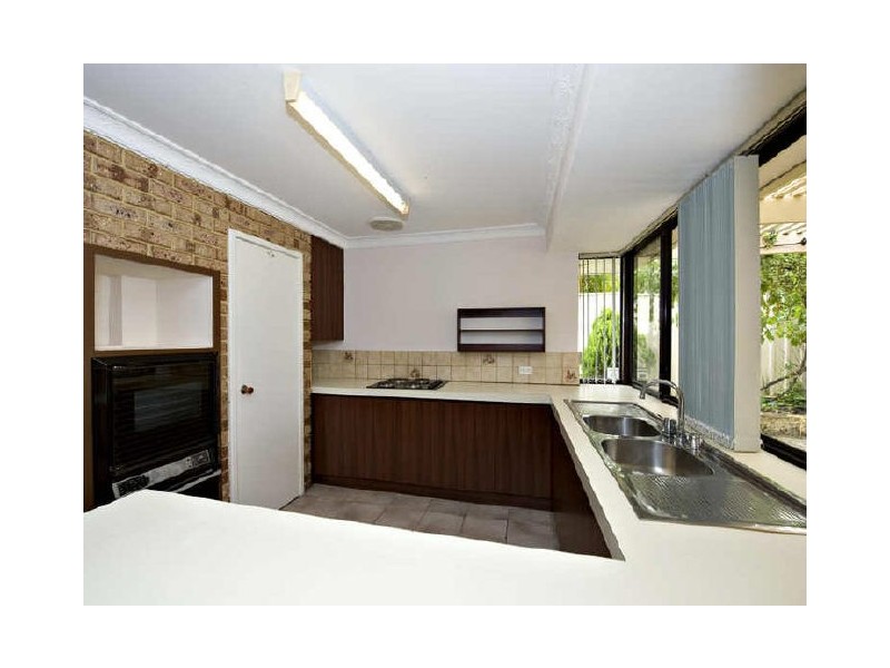 16 Sovereign Drive, Thornlie WA 6108