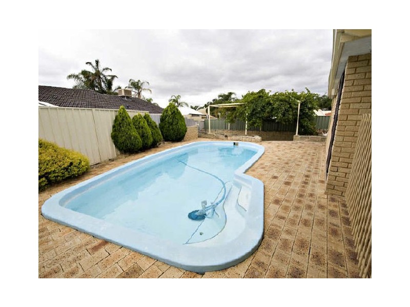 16 Sovereign Drive, Thornlie WA 6108