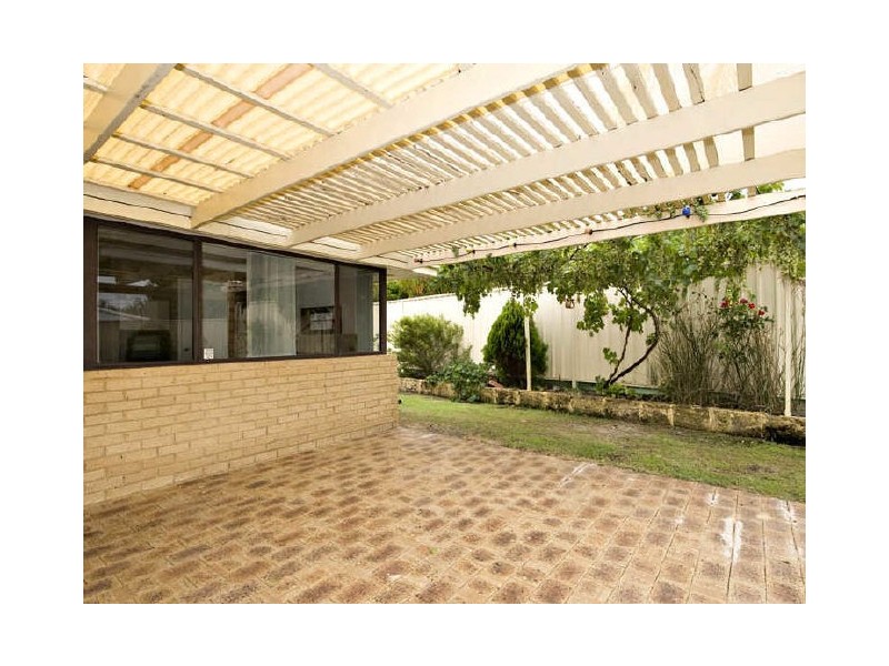 16 Sovereign Drive, Thornlie WA 6108