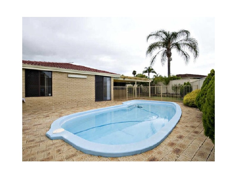 16 Sovereign Drive, Thornlie WA 6108