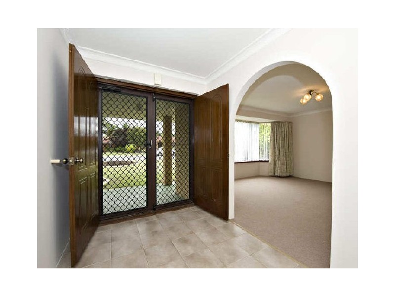 16 Sovereign Drive, Thornlie WA 6108