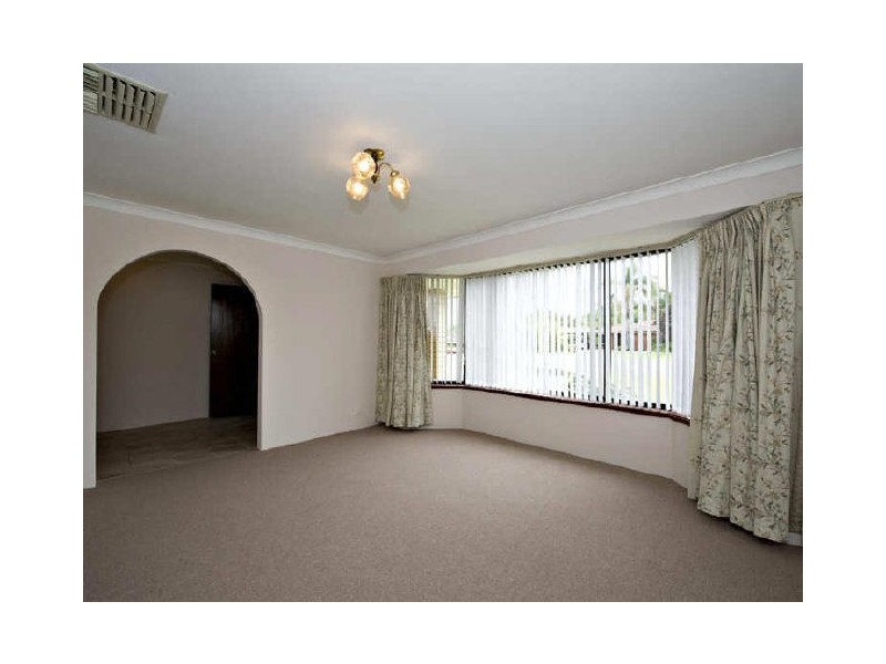 16 Sovereign Drive, Thornlie WA 6108