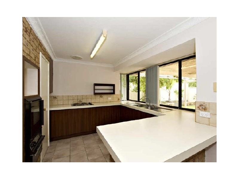 16 Sovereign Drive, Thornlie WA 6108