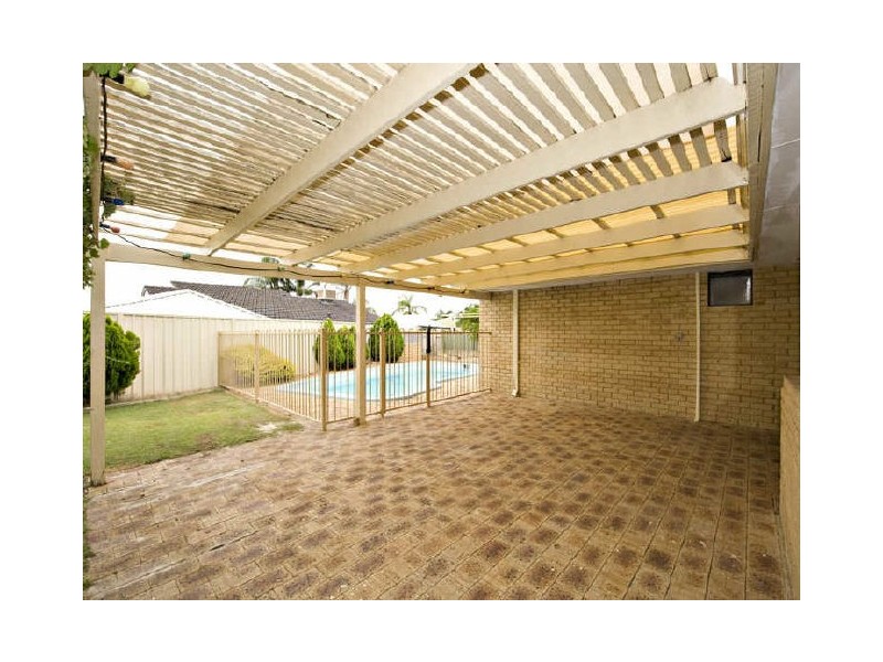 16 Sovereign Drive, Thornlie WA 6108