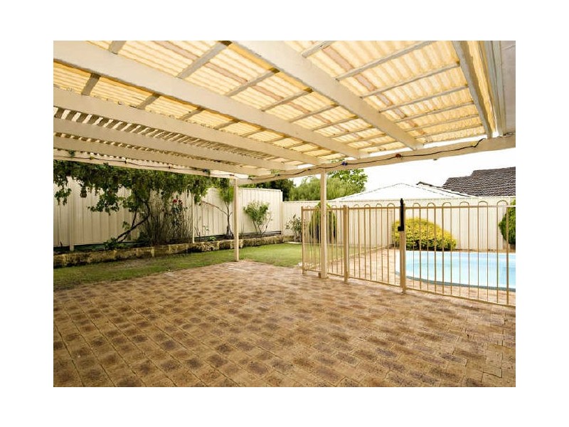 16 Sovereign Drive, Thornlie WA 6108