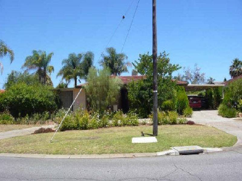 33 Parkside Drive, Thornlie WA 6108