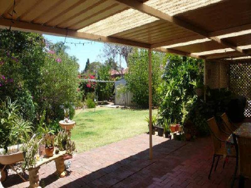 33 Parkside Drive, Thornlie WA 6108