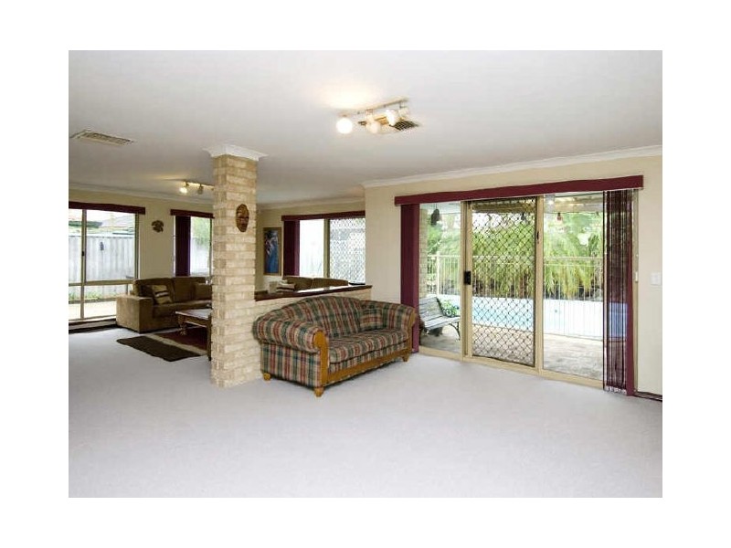 10 Hickory Drive, Thornlie WA 6108
