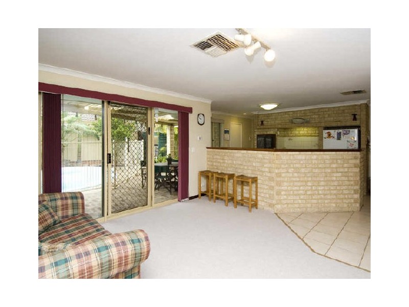 10 Hickory Drive, Thornlie WA 6108
