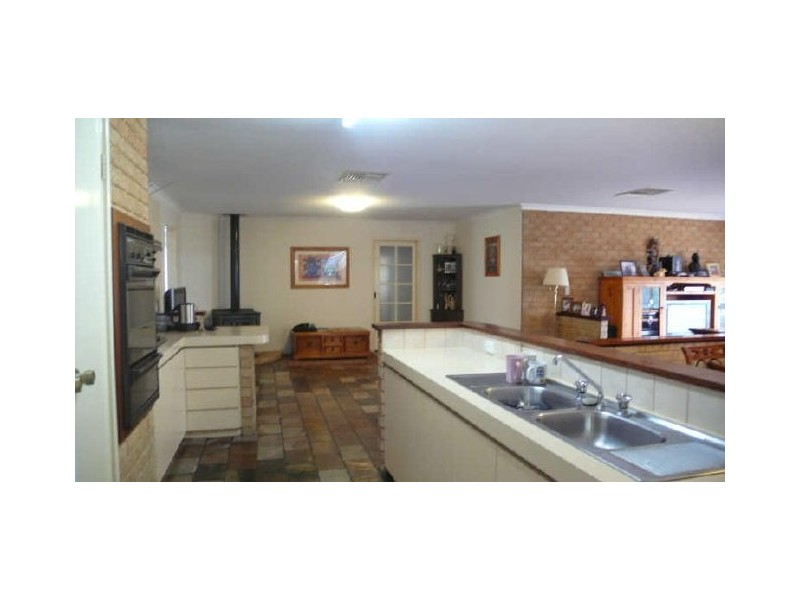 8 Magenta Close, Thornlie WA 6108