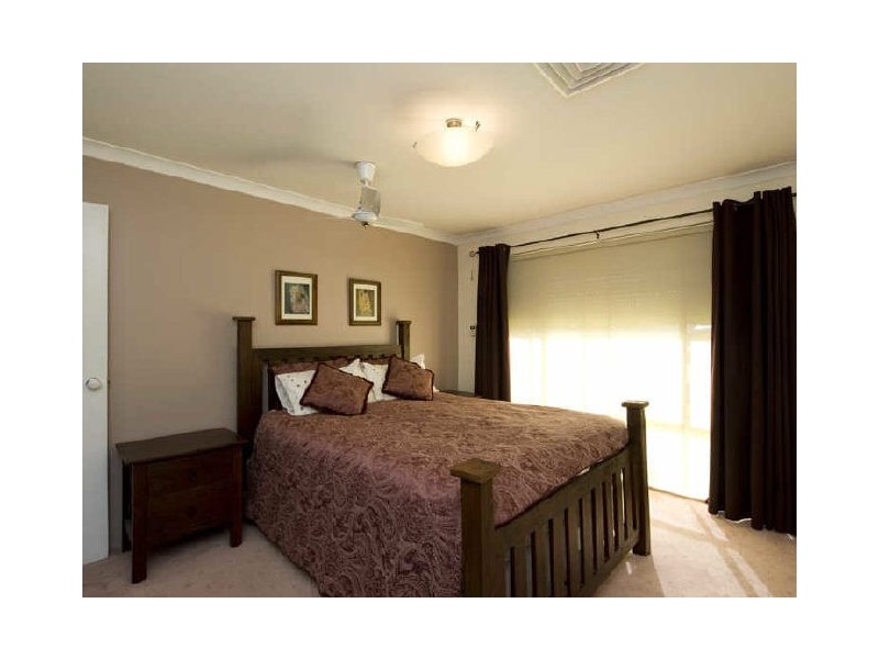 10 Redheart Drive, Thornlie WA 6108