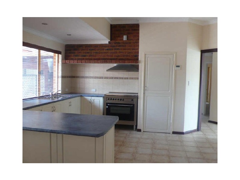 12 Endeavour Court, Thornlie WA 6108