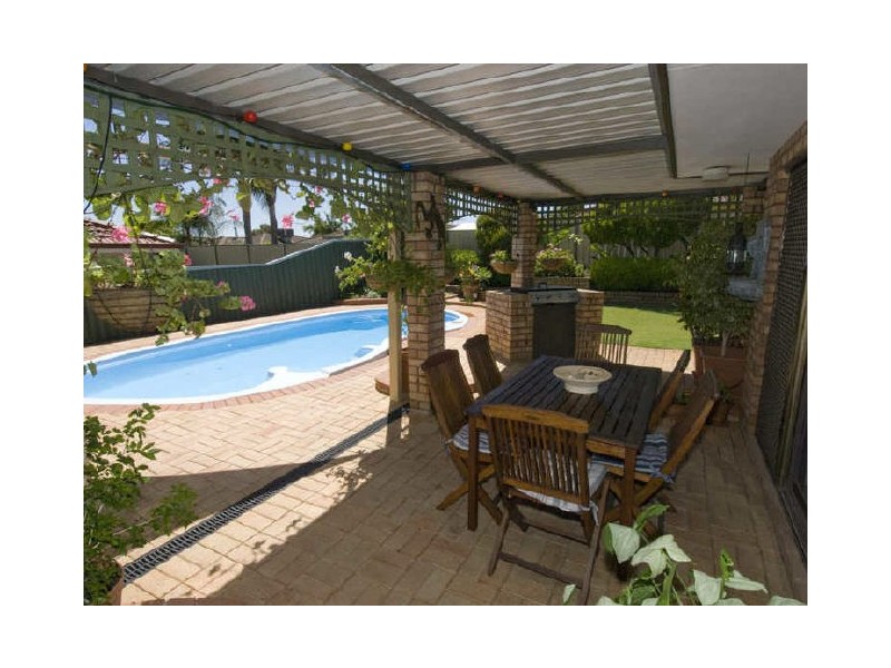 16 Endeavour Court, Thornlie WA 6108