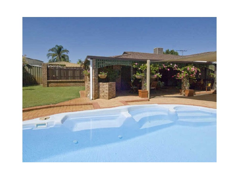 16 Endeavour Court, Thornlie WA 6108