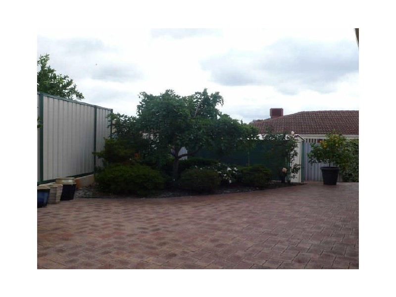 2 Parkway Road, Thornlie WA 6108