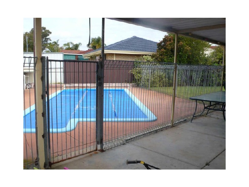 2 Hayes Court, Thornlie WA 6108