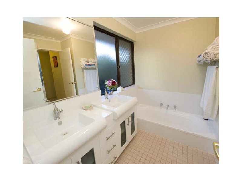 5 Wood Place, Thornlie WA 6108