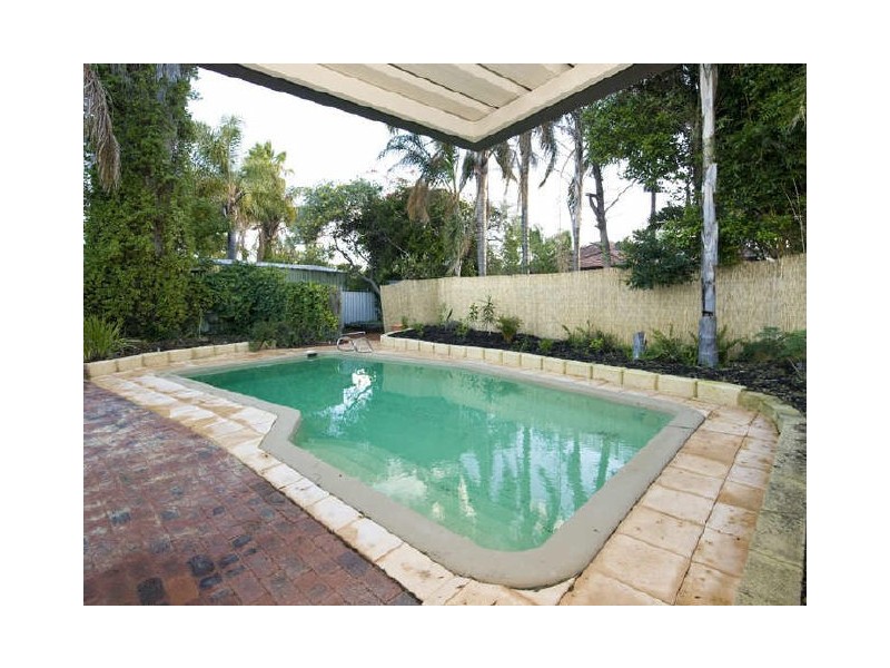 5 Wood Place, Thornlie WA 6108