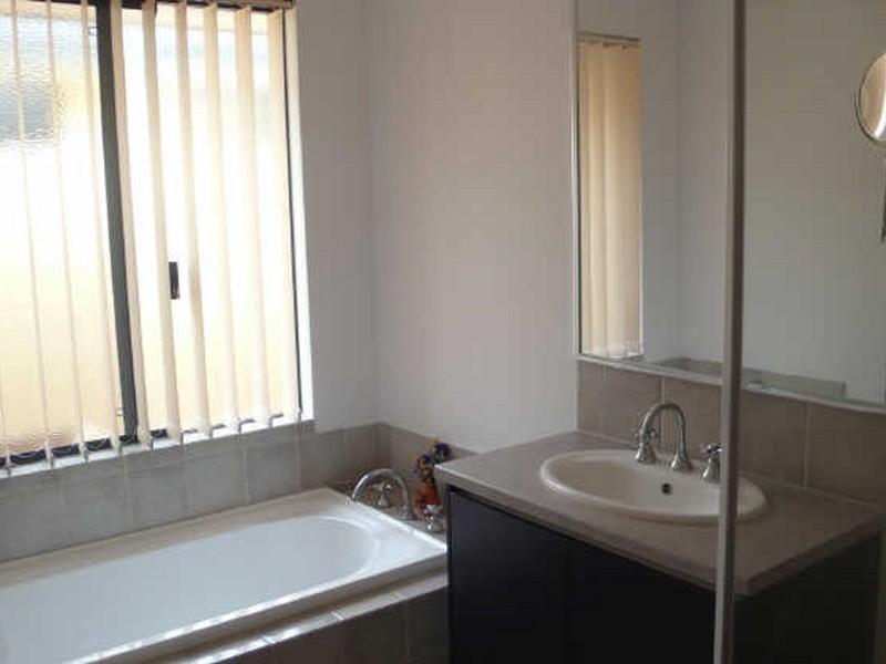 16 Finsbury Drive, Thornlie WA 6108