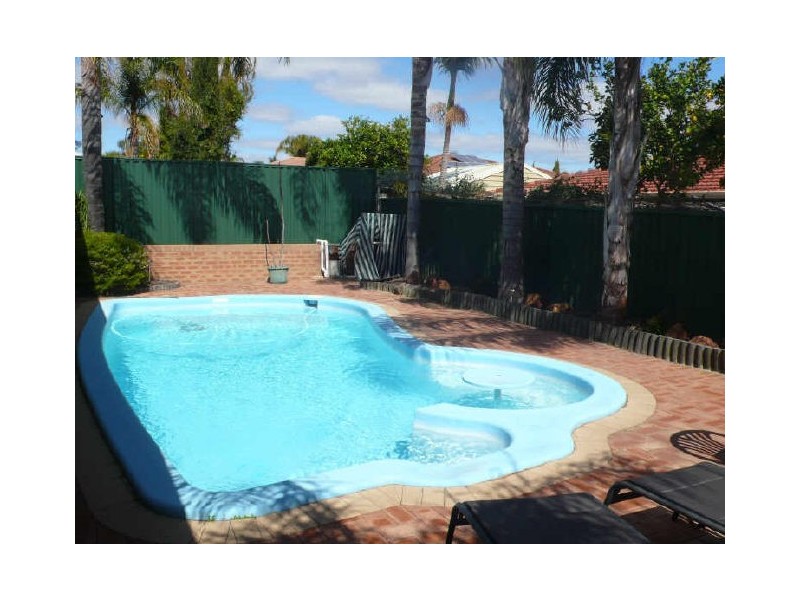 37 Redheart Drive, Thornlie WA 6108