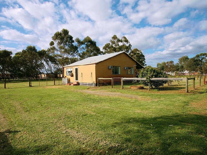 11 Cunningham Road, Oakford WA 6121