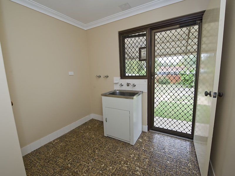 13 Rushbrook Way, Thornlie WA 6108
