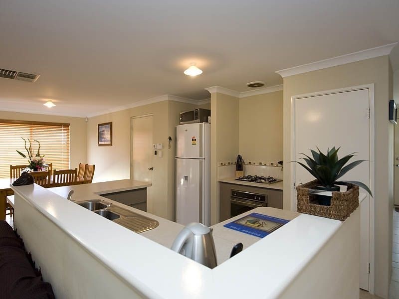 26 Fortescue Bend, Gosnells WA 6110