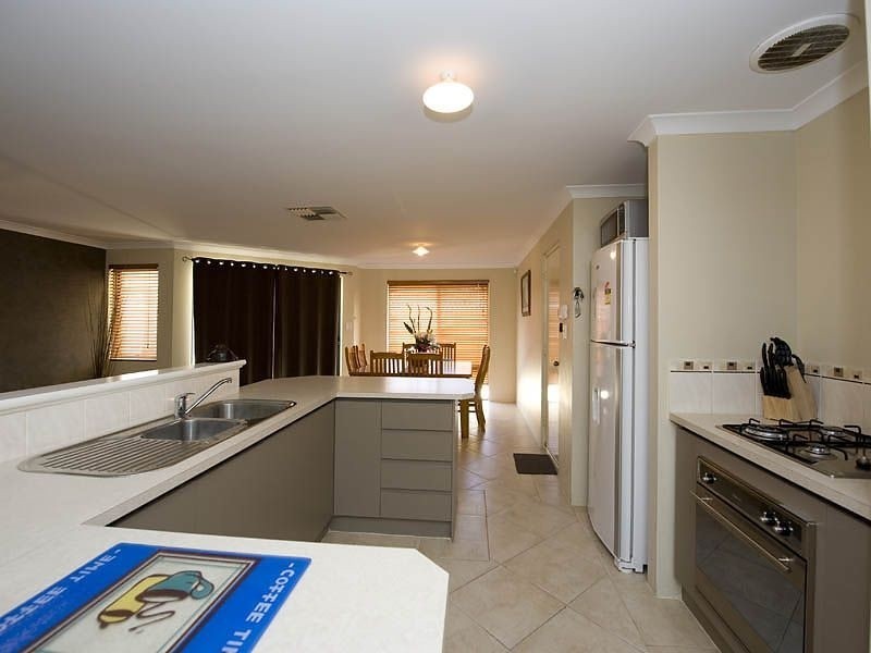 26 Fortescue Bend, Gosnells WA 6110