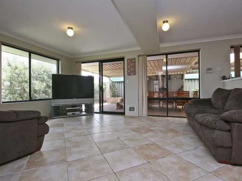 33 Cardiff Loop, Huntingdale WA 6110