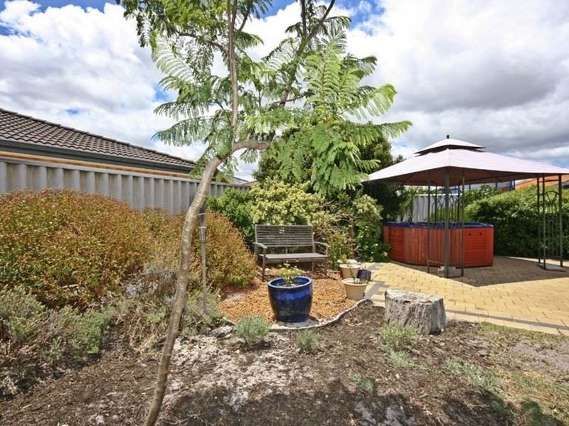 33 Cardiff Loop, Huntingdale WA 6110