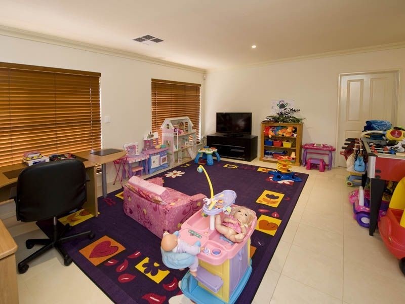 11 Santalum Retreat, Canning Vale WA 6155
