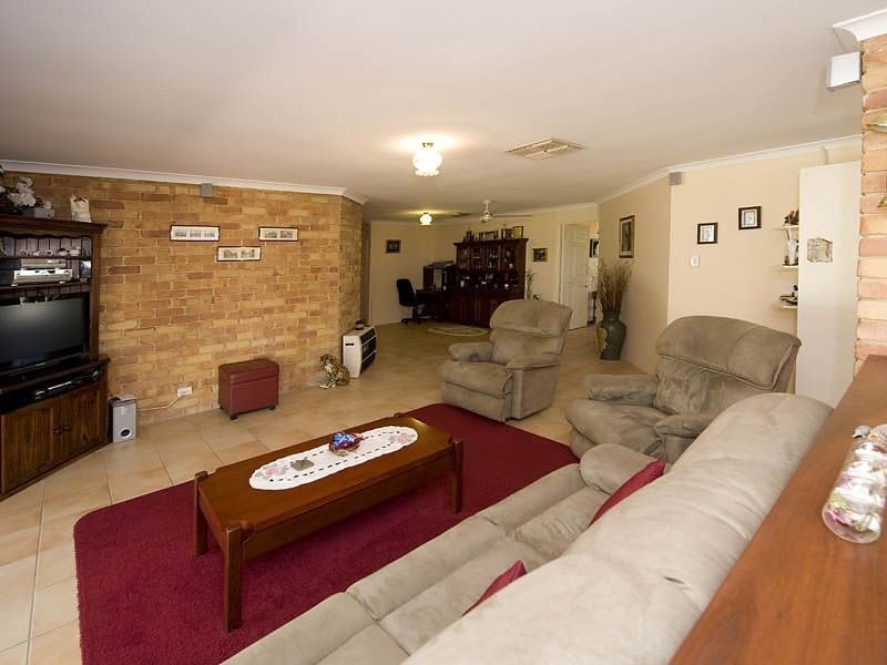 8 Wisteria Place, Thornlie WA 6108