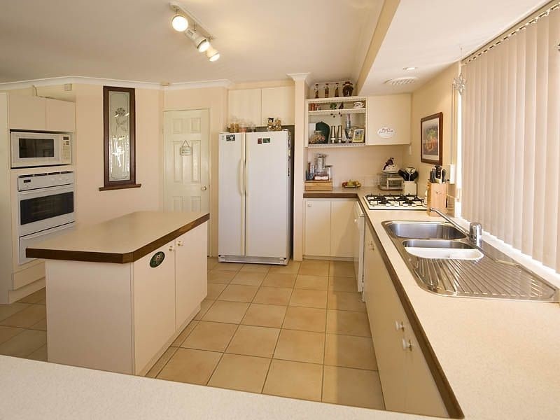 8 Wisteria Place, Thornlie WA 6108