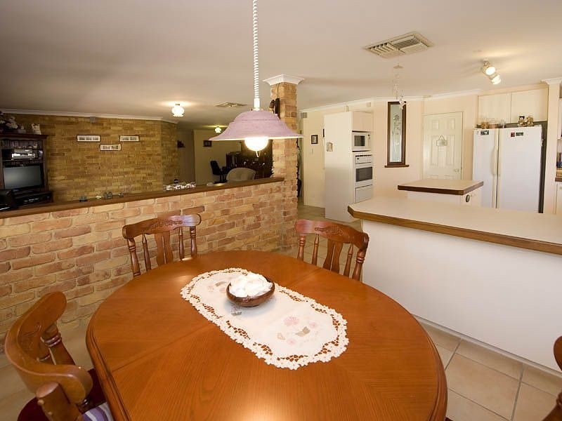 8 Wisteria Place, Thornlie WA 6108