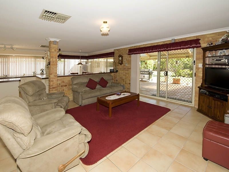 8 Wisteria Place, Thornlie WA 6108