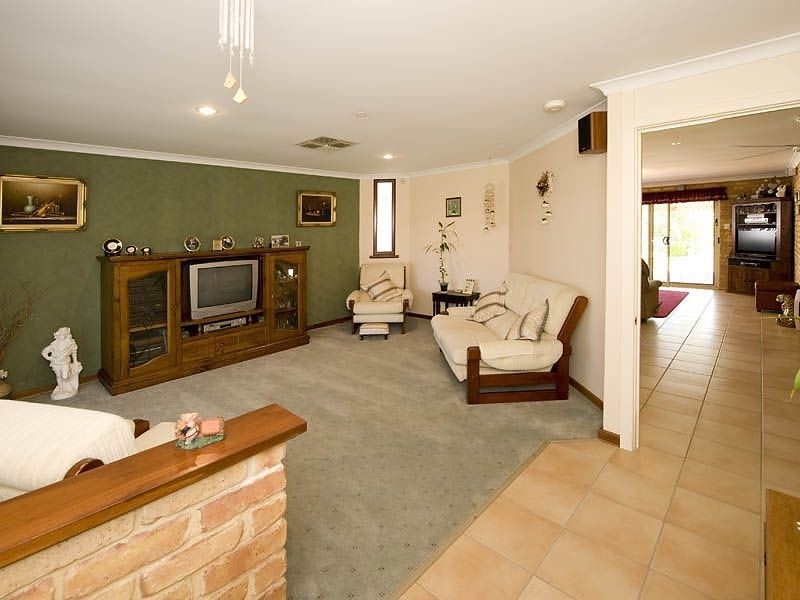 8 Wisteria Place, Thornlie WA 6108