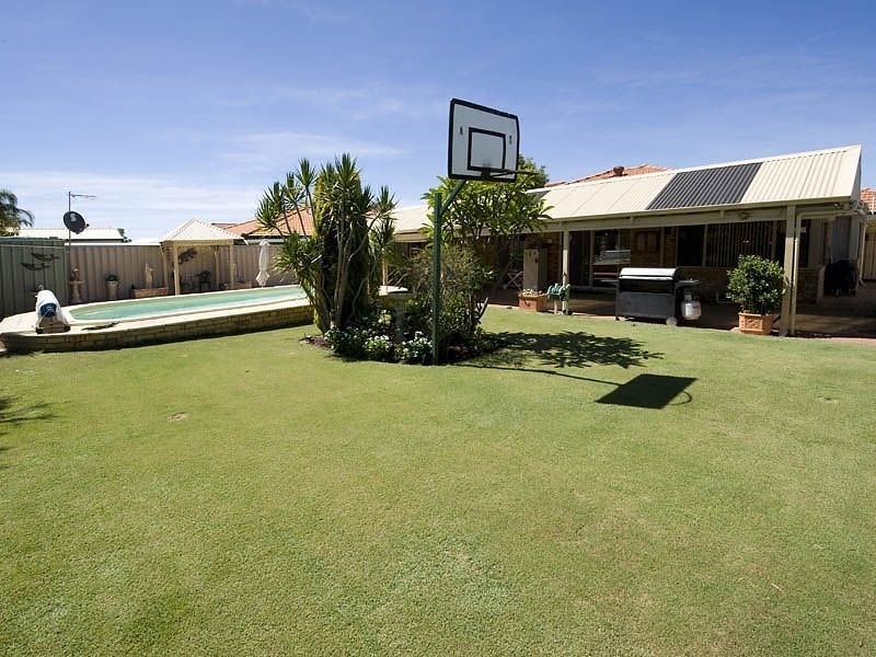 8 Wisteria Place, Thornlie WA 6108