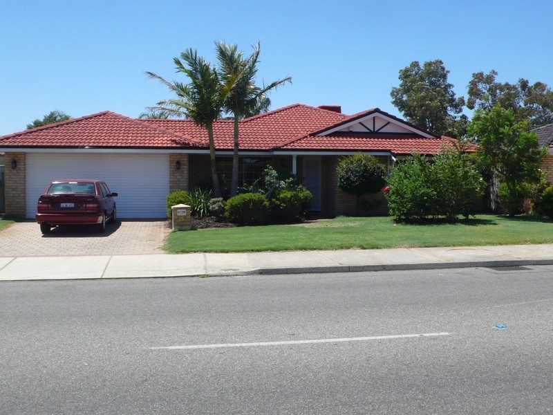 55 Forest Lakes Drive, Thornlie WA 6108