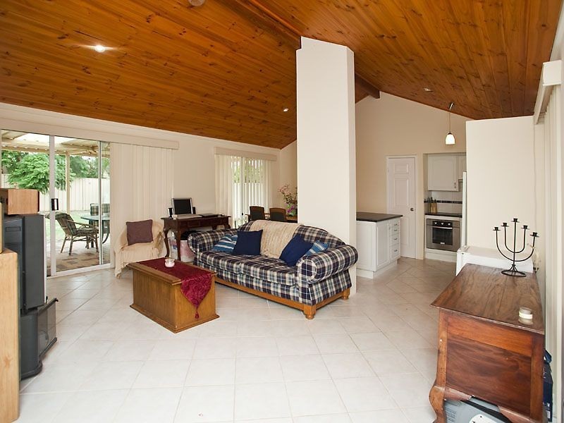 16 Bullfinch Street, Huntingdale WA 6110