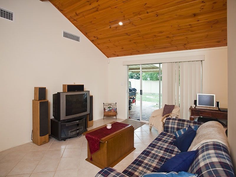 16 Bullfinch Street, Huntingdale WA 6110