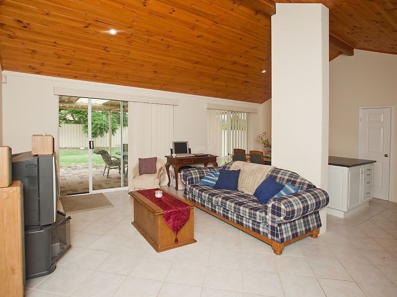 16 Bullfinch Street, Huntingdale WA 6110