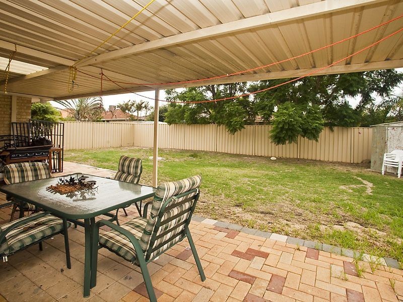 16 Bullfinch Street, Huntingdale WA 6110