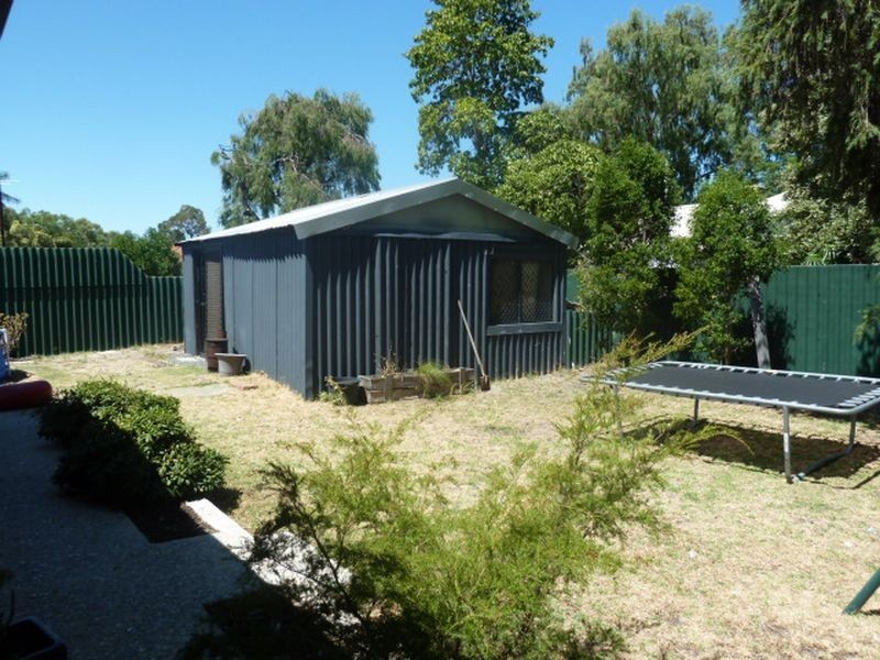 12 Oriole Way, Thornlie WA 6108