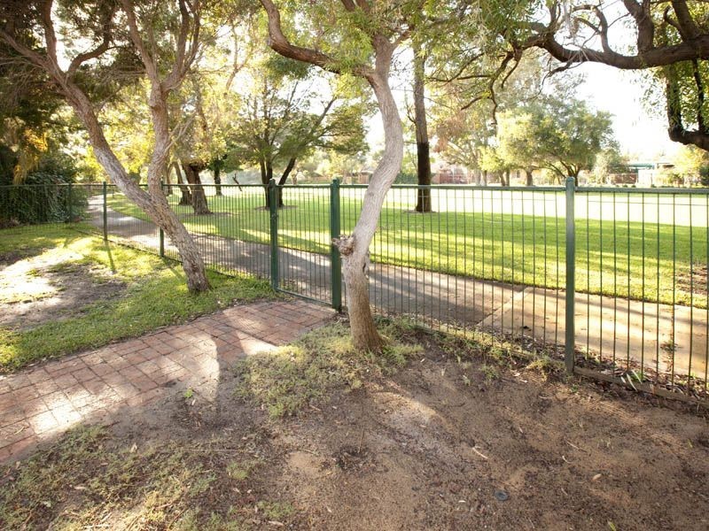 14 Grenadier Drive, Thornlie WA 6108