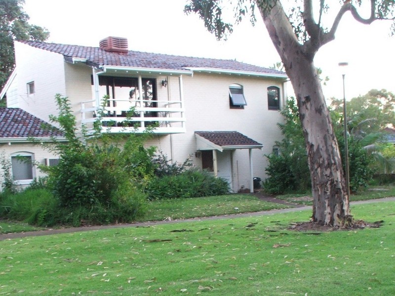 28 Regency Drive, Thornlie WA 6108